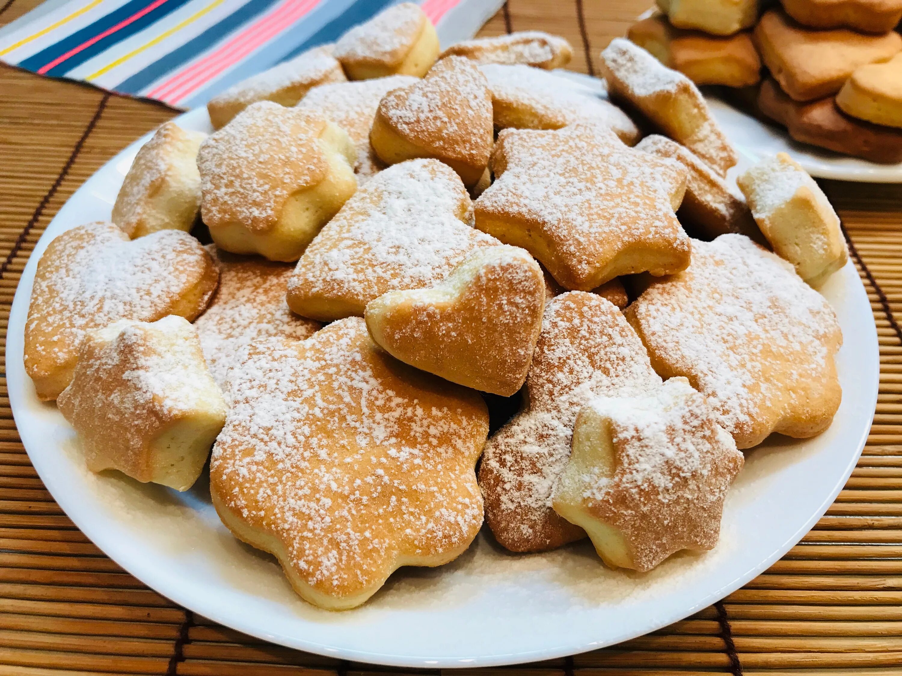 Мягкое печенье в духовке домашнее. Сметанное печенье. Печенье на сметане в духовке мягкие. Песочное печенье на сметане. Печенье сахарное рассыпчатое.