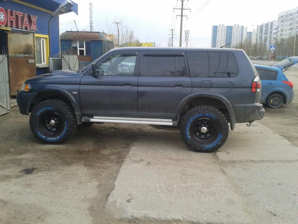 Колеса паджеро спорт 1. Mitsubishi Pajero Sport 33 колеса. Mitsubishi Pajero Sport 1 на 33 колесах. Pajero Sport 1 285/75 r16. 285/75 R16 на Паджеро 2.