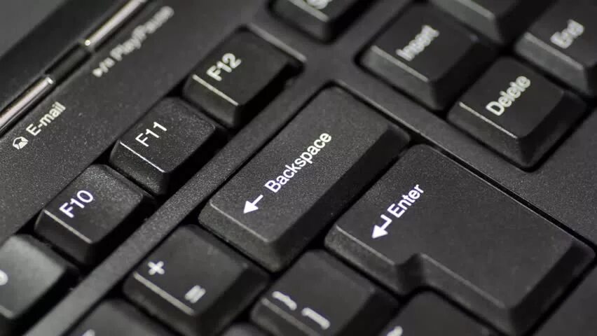 Backspace что делает. Кнопка Backspace на клавиатуре. Бакспейс клавиатура. Клавиша бэкспейс на клавиатуре. Что такое Backspace на клавиатуре компьютера.