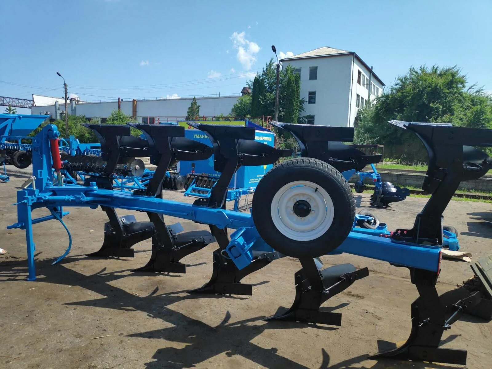 т 150 с оборотным плугом. пон 5 4. ). плуг 5 корпусный на т-150. плуг алмаз оборотный 8 корпусной.