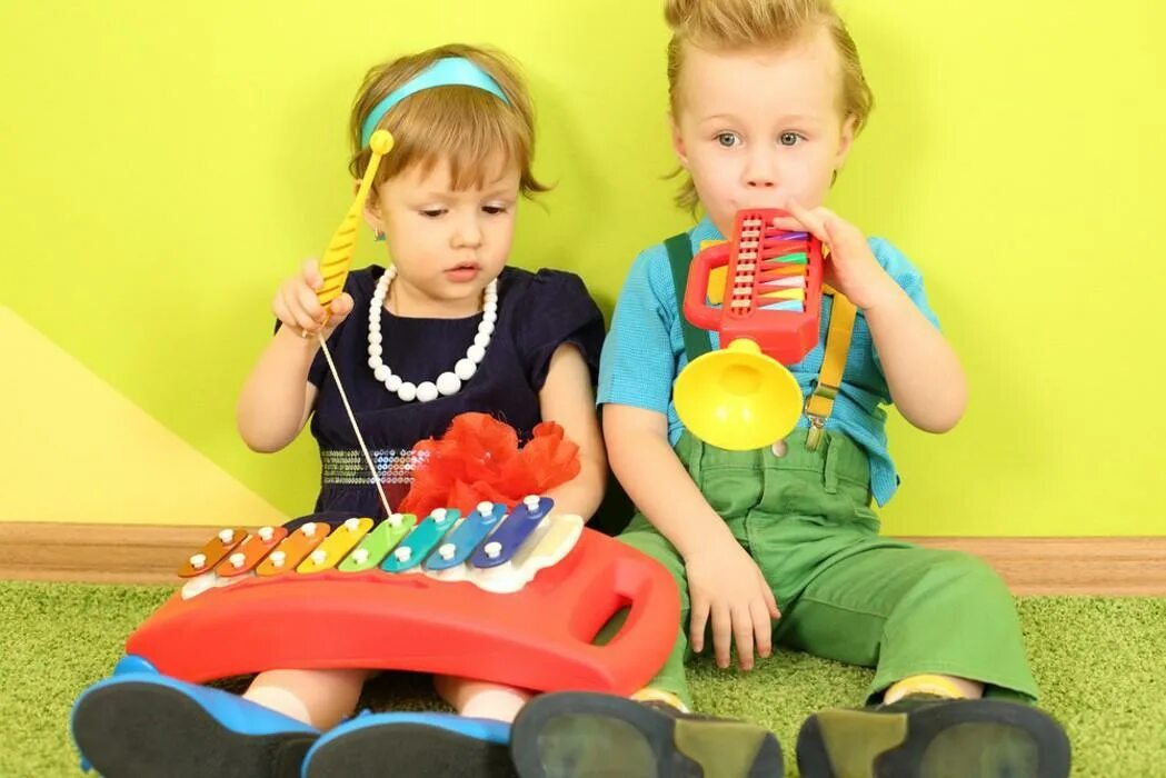 Песни ранний возраст. Музыкальные игрушки для детей дошкольного возраста. Музыкальные игрушки для детей раннего возраста. Музыкальные инструменты для детей для сада. Игра на детских музыкальных инструментах в детском саду.
