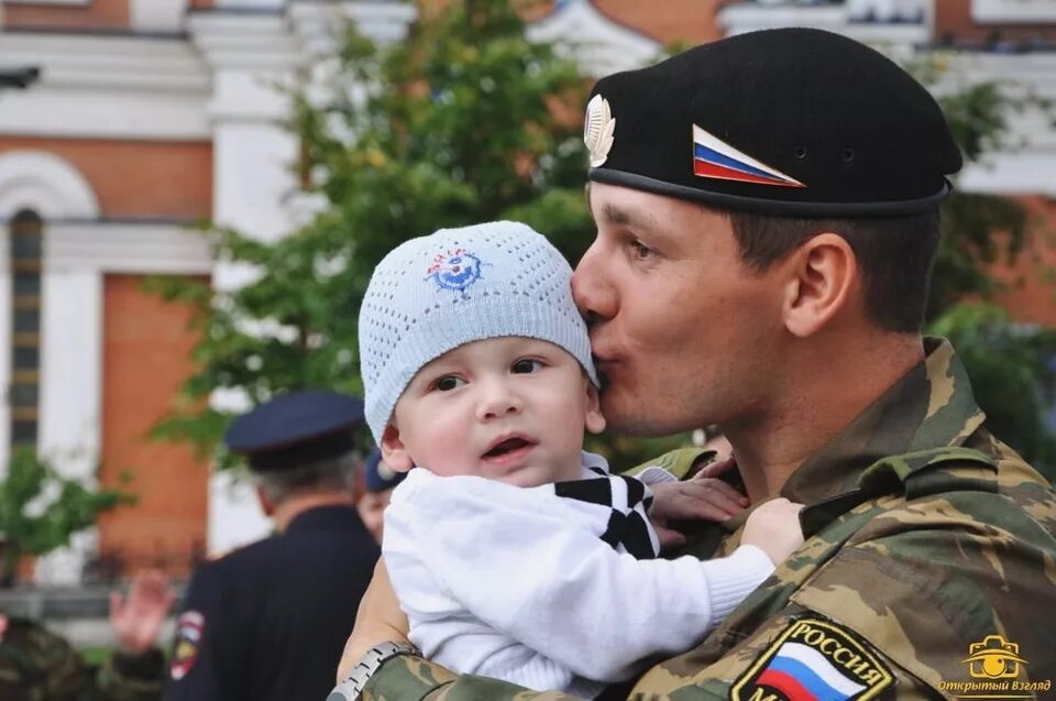 Военная семья. Военный с ребенком. Российский солдат с ребенком. Офицер с ребенком. Семья военнослужащего.