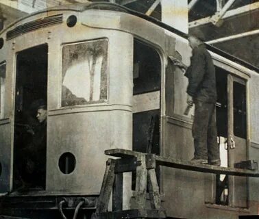 Первые вагоны метро