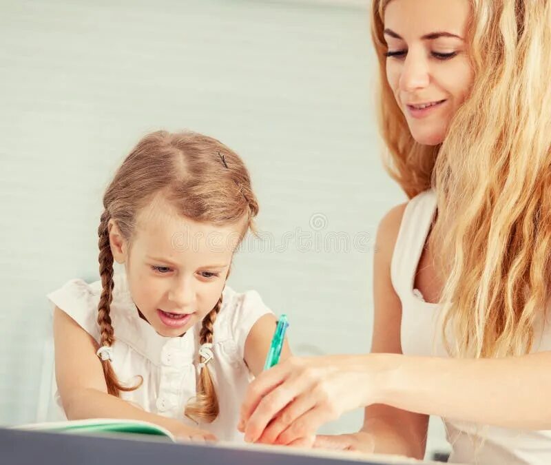 Родители учат детей интиму. Женщина учит ребёнка писать. Родители учат детей ебаться. Мама помогает ребенку писать. Русские мамы учат заниматься сексом