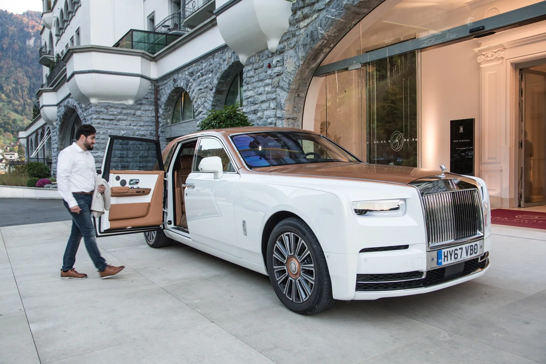 Песня ты дороже чем rolls royce. Машина Роллс Ройс белая. Rolls Royce Phantom 2019 EWB. Rolls-Royce Phantom (VII).