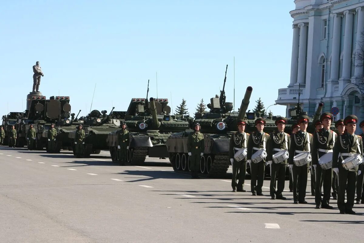 Нижний Новгород танковые войска. Нижегородский Кремль парад 9 мая. Сухопутные войска на танке на параде. Питер танковые войска. Нижегородский танковый