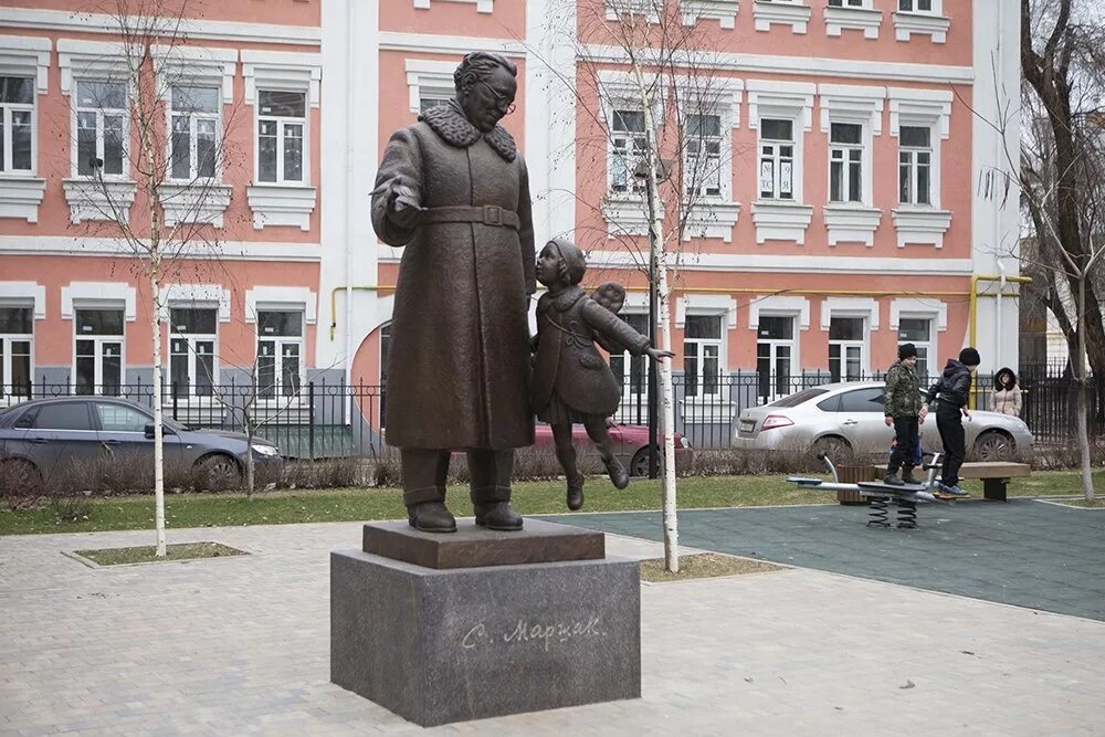 Город писателей москва. Памятник Маршаку в Воронеже. Памятник Самуилу Маршаку в Воронеже. Памятник в городе Воронеже Самуилу Яковлевичу Маршаку.