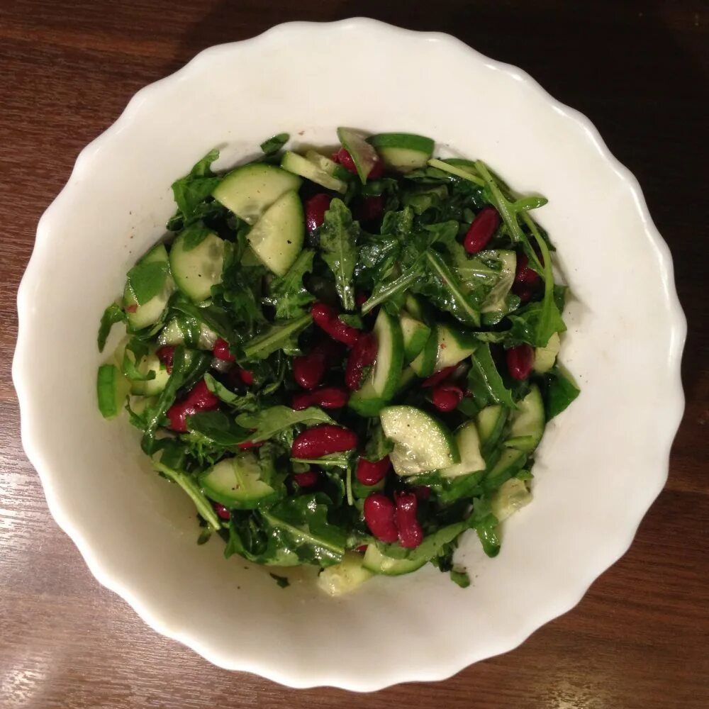 Руккола редис салат. Салат руккола с помидорами и огурцами. Салат с рукколой помидорами и огурцами. Жареный щавель. Салат с рукколой помидорами и огурцами.