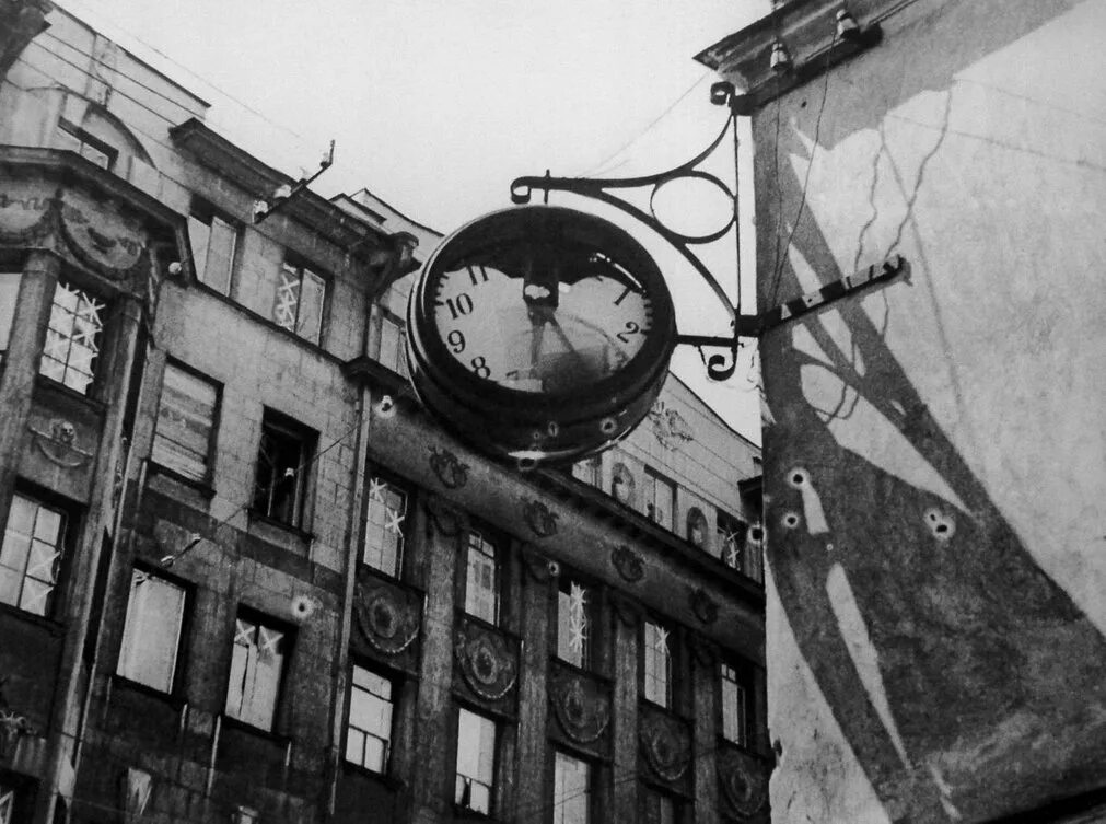 Голод в блокадном ленинграде. Седьмая симфония шостаковича в блокадном ленинграде. Блокадные солнечные часы. Солнечные часы большой проспект. Часы блокадного ленинграда.