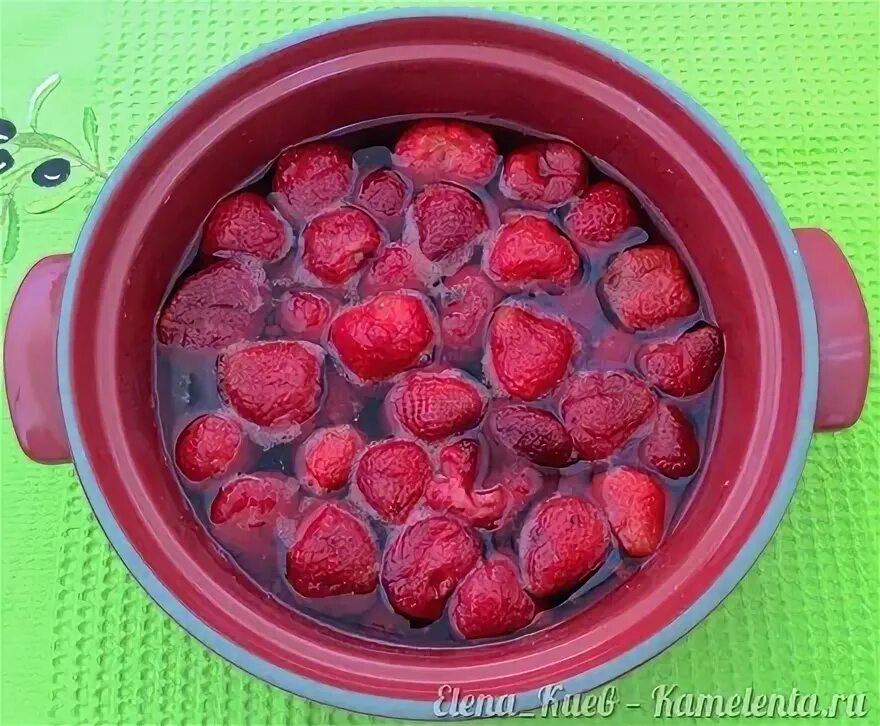 Блюда из клубники фото. Варенье из замороженной клубники с целыми ягодами. Рецепт из клубники пошаговый. Джем клубничный из замороженной клубники. Клубничное варенье вертикальная заставка.