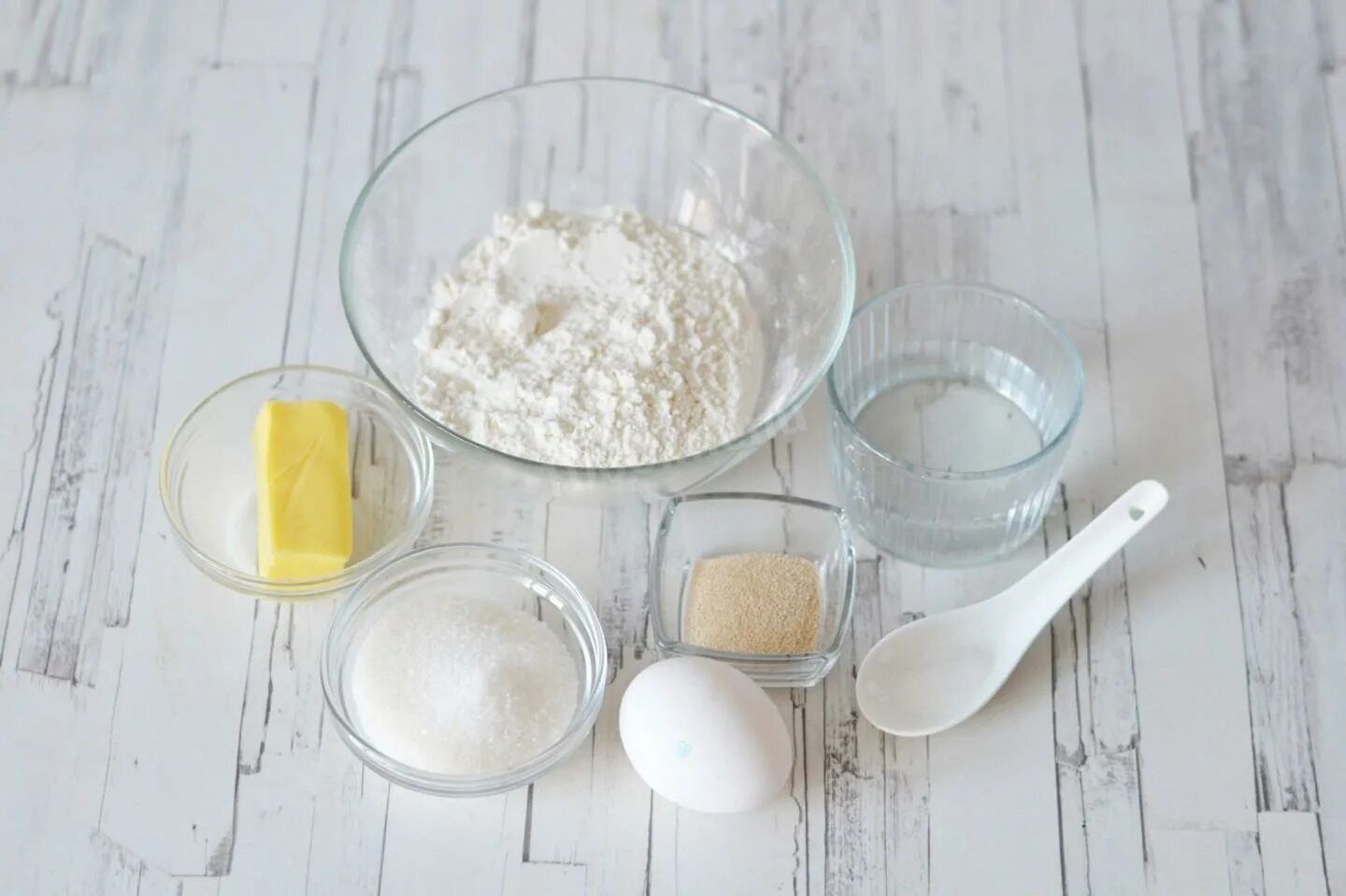 перетереть масло с мукой в крошку. мука со сливочным маслом. мука с маслом крошка. размягченное сливочное масло. творог со сметаной и сахаром.