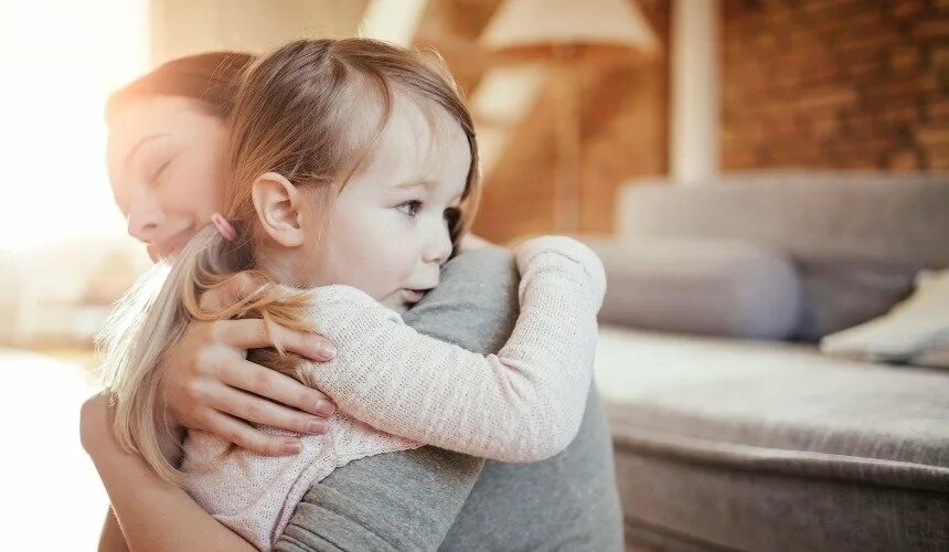 Видеть во сне ребенка на руках незамужней девушки. Видеть во сне маленьких девочек. Талли шарлиз. Девочка обнимает маму. Сон ищу дочку.