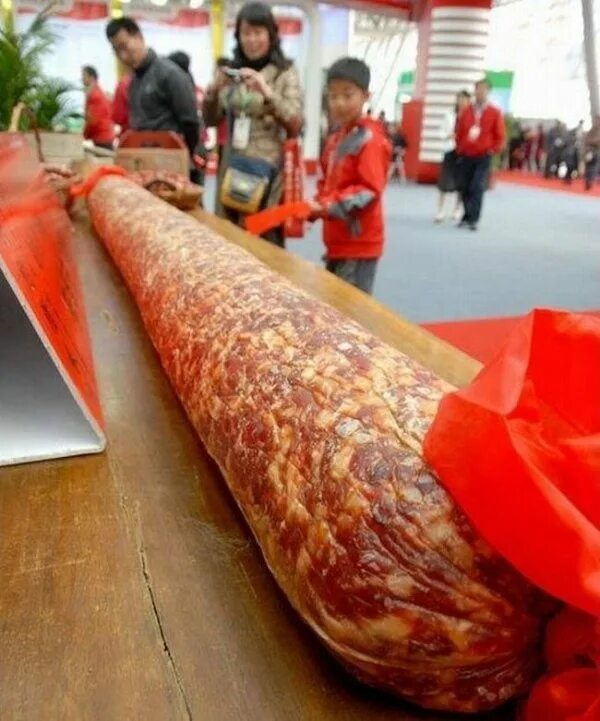 Огромная колбаса. Огромная сосиска. Длинная колбаса. Самая огромная колбаса в мире. Самые большие питания