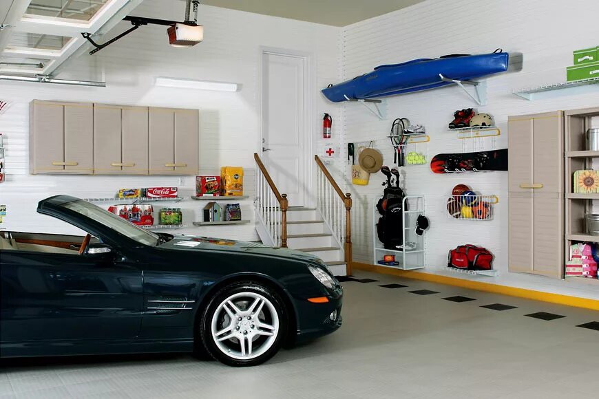 Маленькие машины в гараже. Отделка гаража. Обустройство гаража. Варианты отделки гаража. Идеальный гараж.