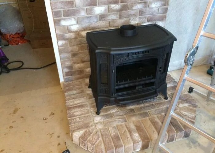 Печь-камин jotul f 3. Облицовка стены за печью камином. Отделка стены за печью-камином. Плита под печь камин. Предтопочное стекло под печь напольное.