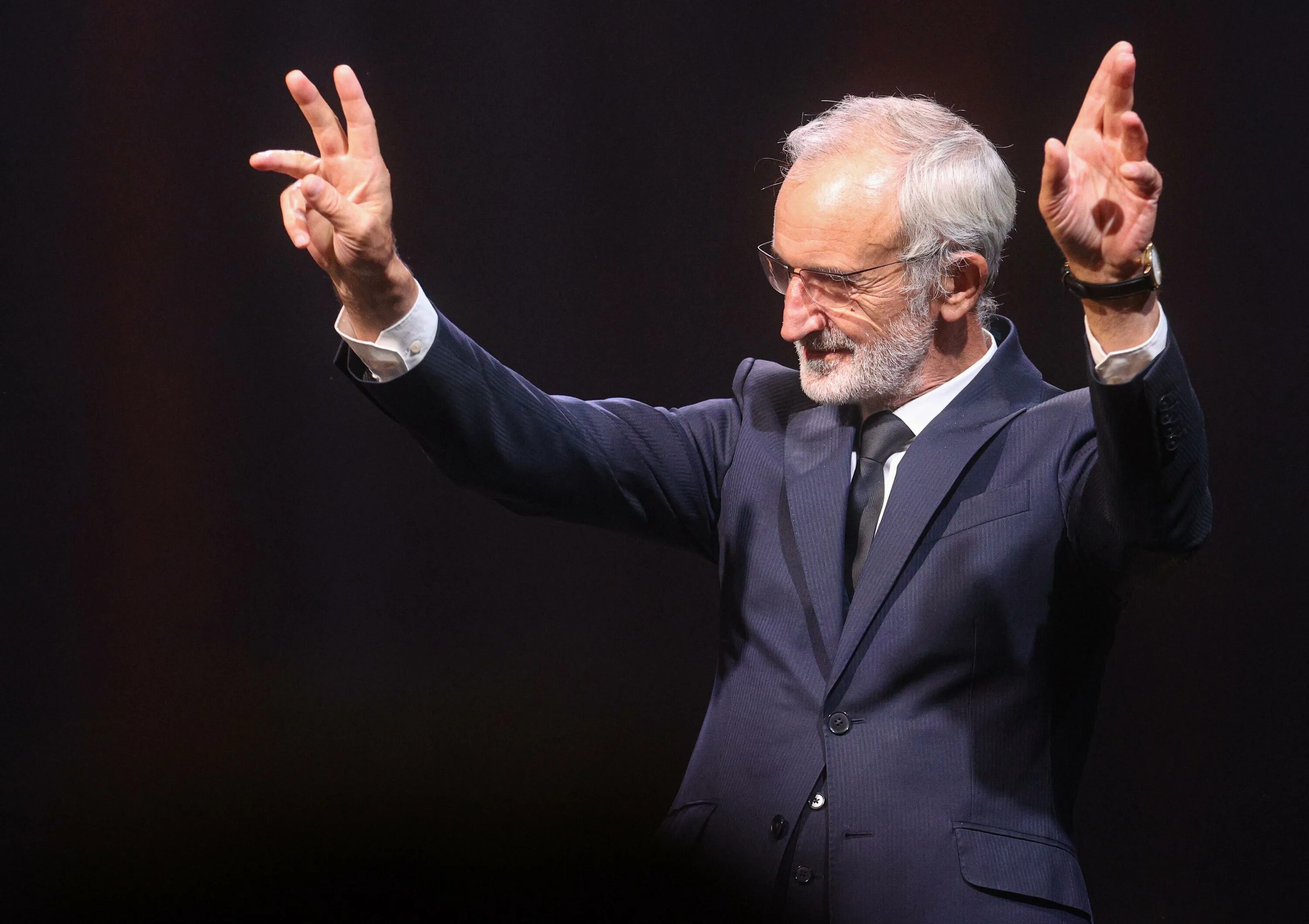 Туминас режиссер. Римас туминас худрук. Руководитель театра вахтангова сейчас. Режиссер римас туминас. Туминас -режиссер т.