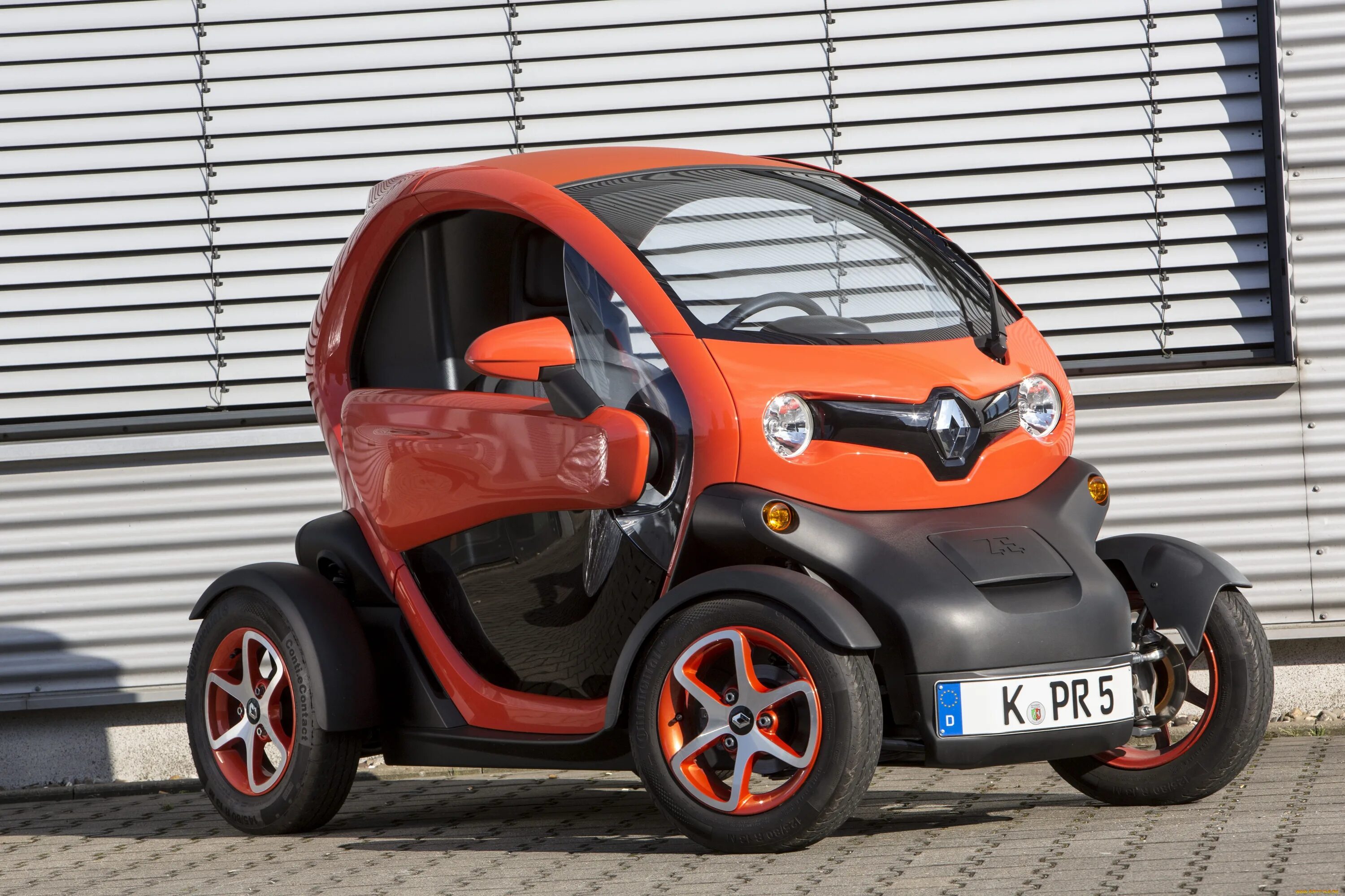 Электро мал. Электромобиль Рено Твизи. Маленький Рено Twizy. Электрокар Renault Twizy. Маленькая машина Рено Твизи.