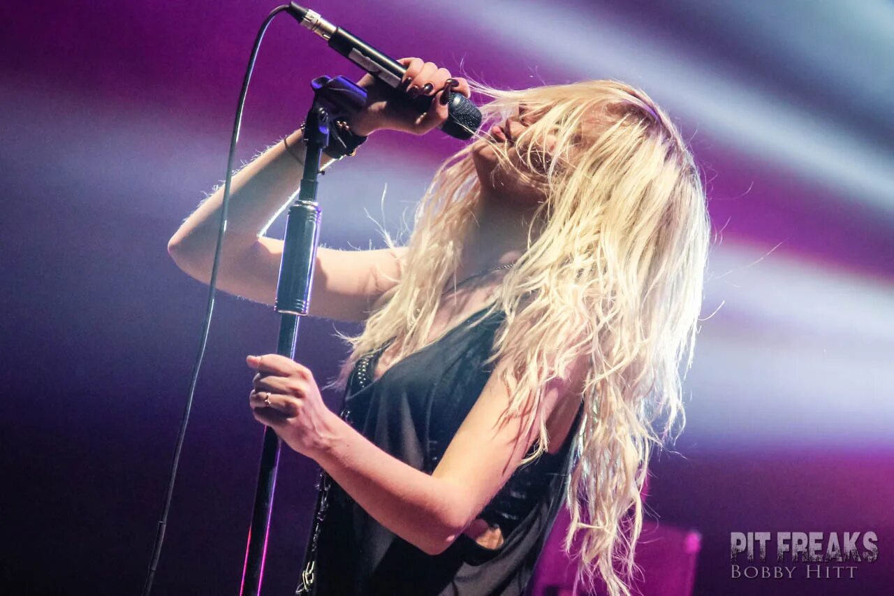 Тейлор момсен. Тейлор момсен. The pretty reckless концерт. The pretty reckless 2022. The pretty reckless певица.