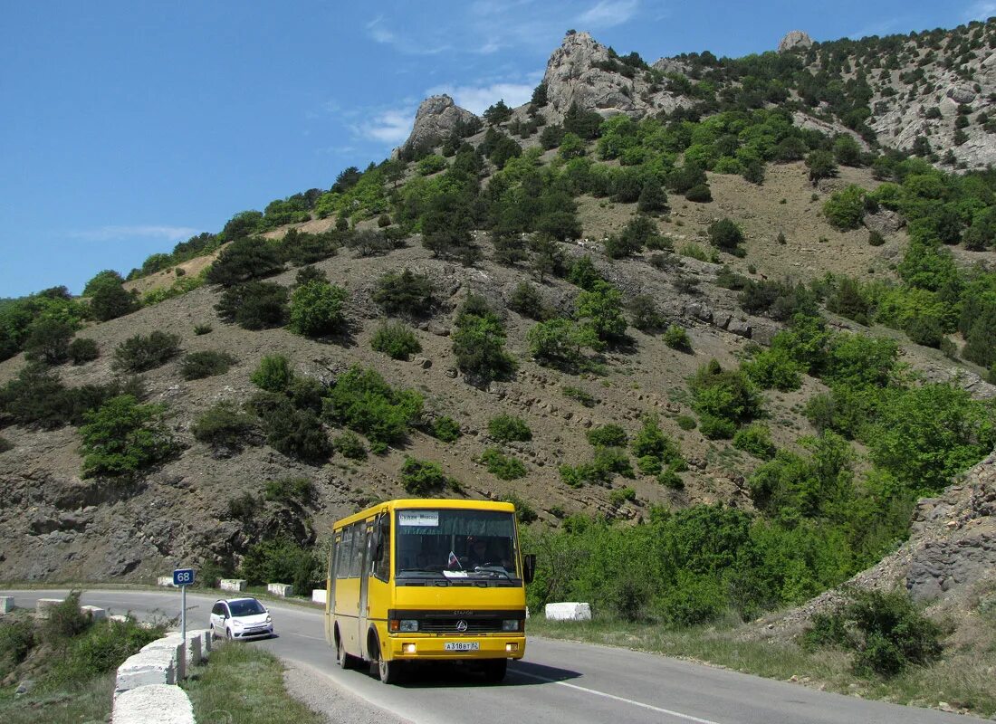 Автобус крымчане. Феодосия Судак автодорога. Дорога Судак Морское. Автобус Ялта Геническ. Крымские автобусы.