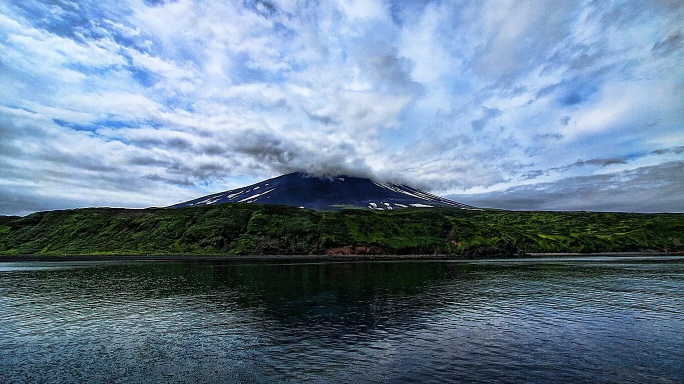 Большой остров курильских островов. Остров Атласова вулкан Алаид. Курилы остров Атласова. Курильские острова Алаид. Камчатка острову Атласова.