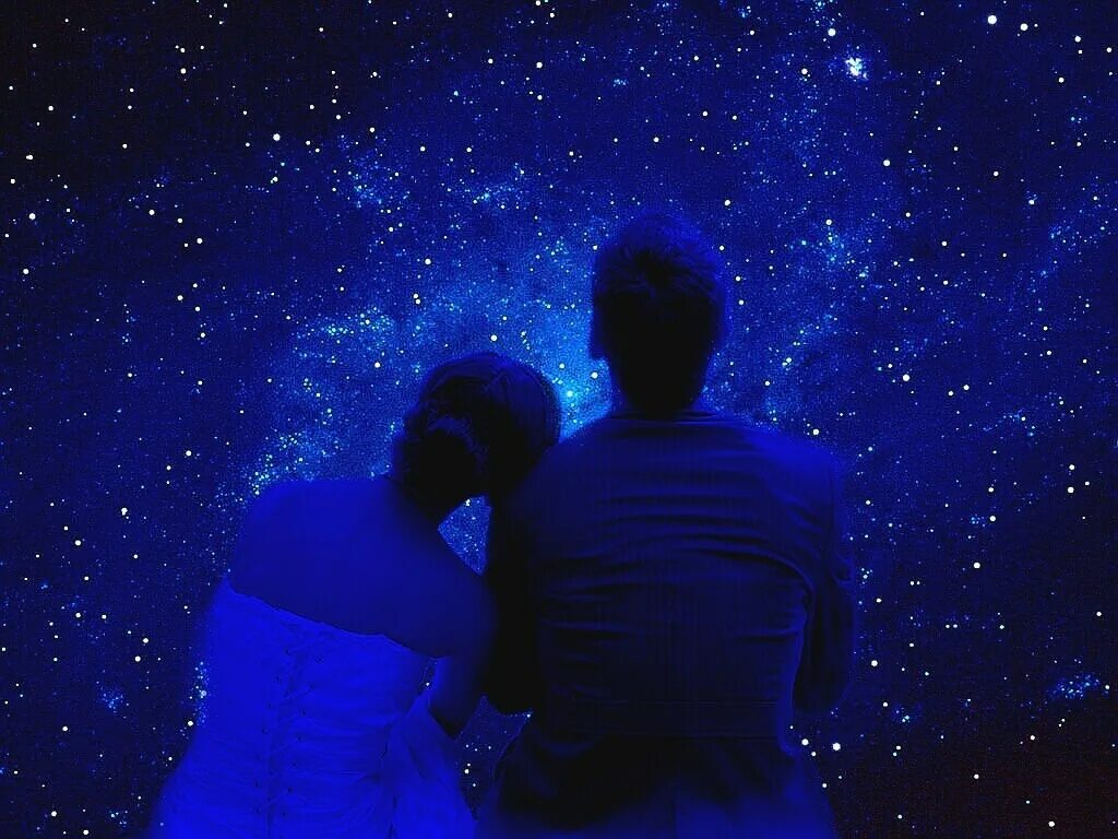 Песня я подарю ему шепот ночей. Двое под звездами. Влюбленные в космосе. Пары на фоне звезд. Пара на фоне звездного неба.