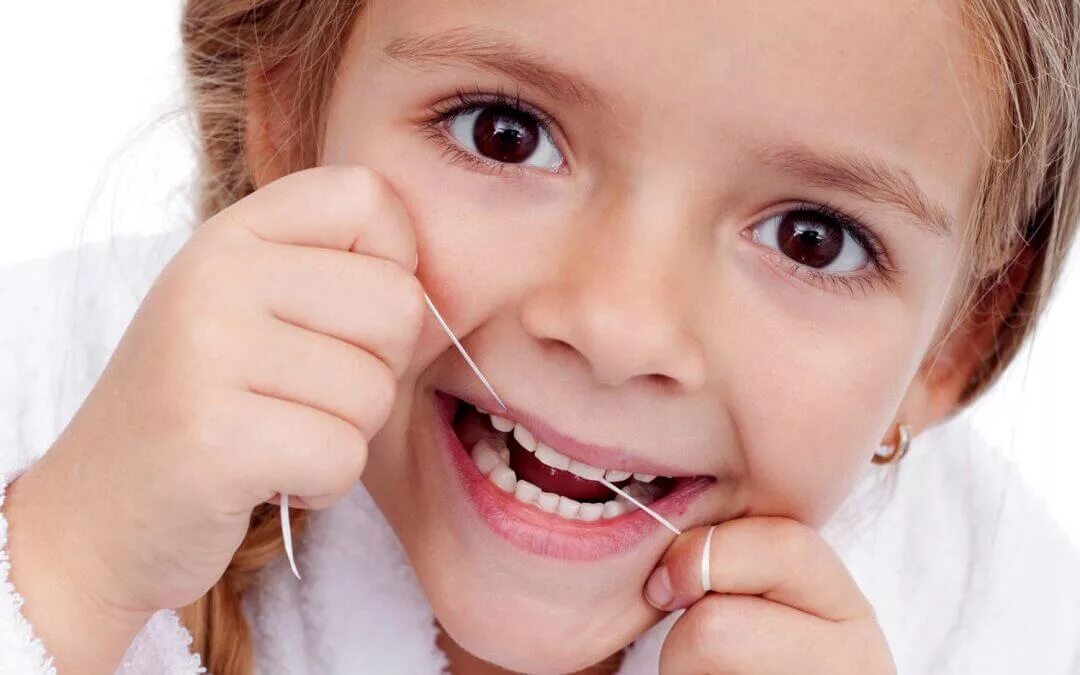 Почему надо следить за молочными зубами. Красивые зубы у детей. Зубная нить для детей.