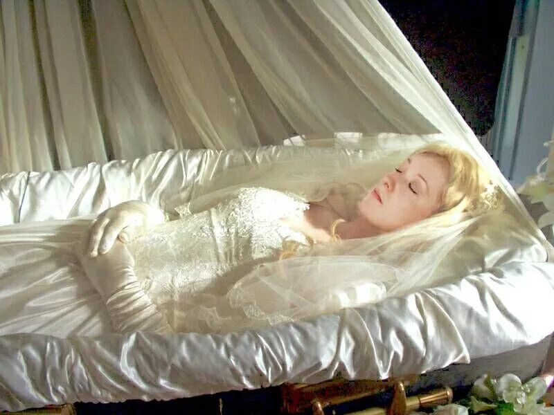 Я хочу быть погребенным в пышных. Принцесса Монако Грейс Келли похороны. Мертвая девушка в свадебном платье.