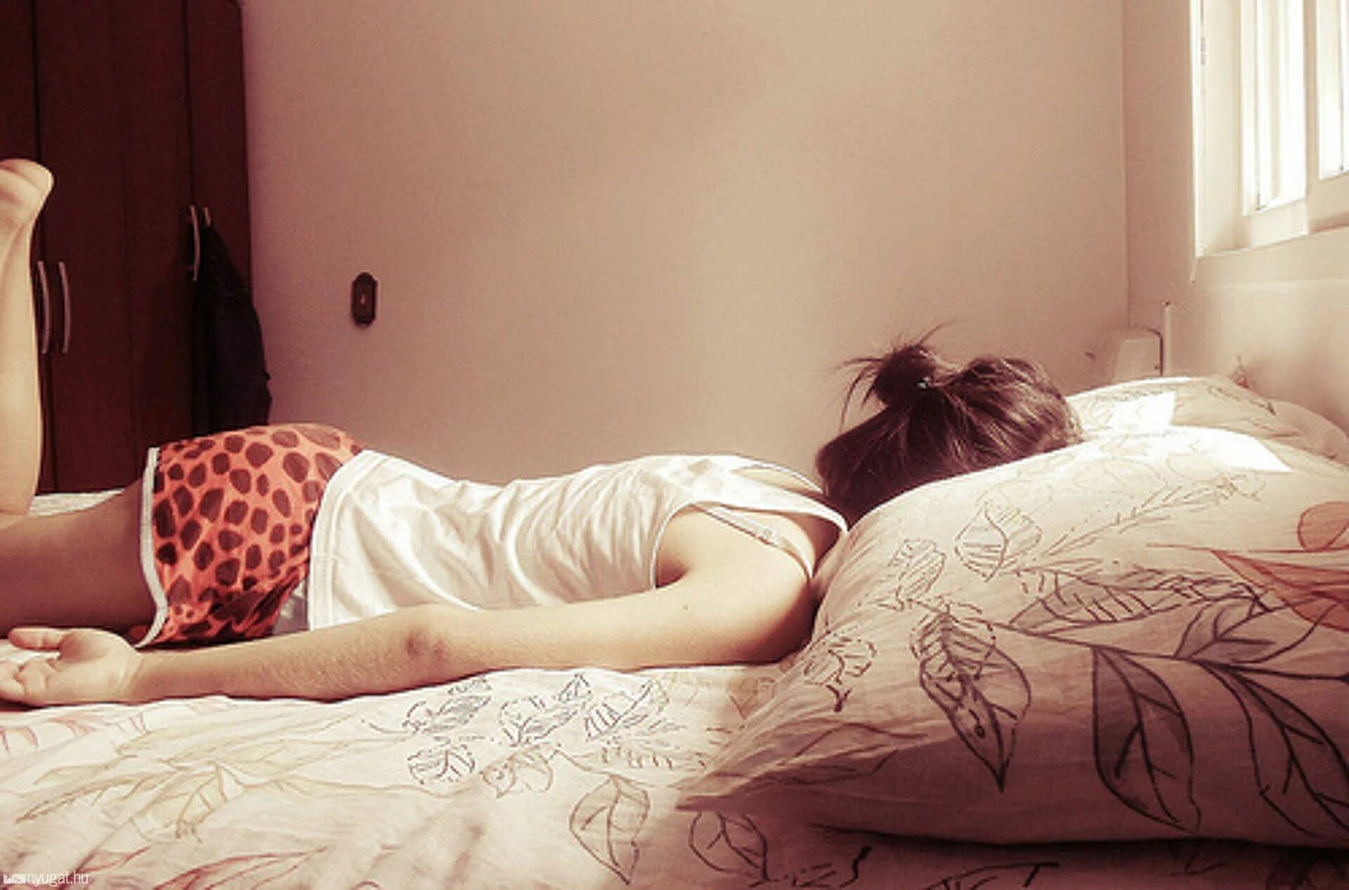 Уставшая лена. Лежит на кровати. Девушка лежит на кровати. Кровать для девочки.
