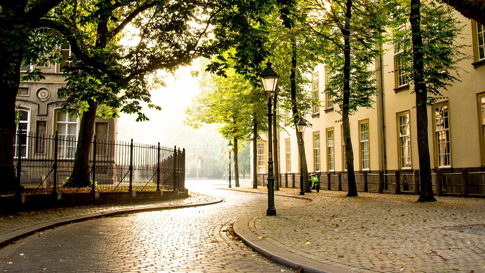 В городке улица. На улице. Красивые города улица. Красивые улицы. Англия лондон улочки.