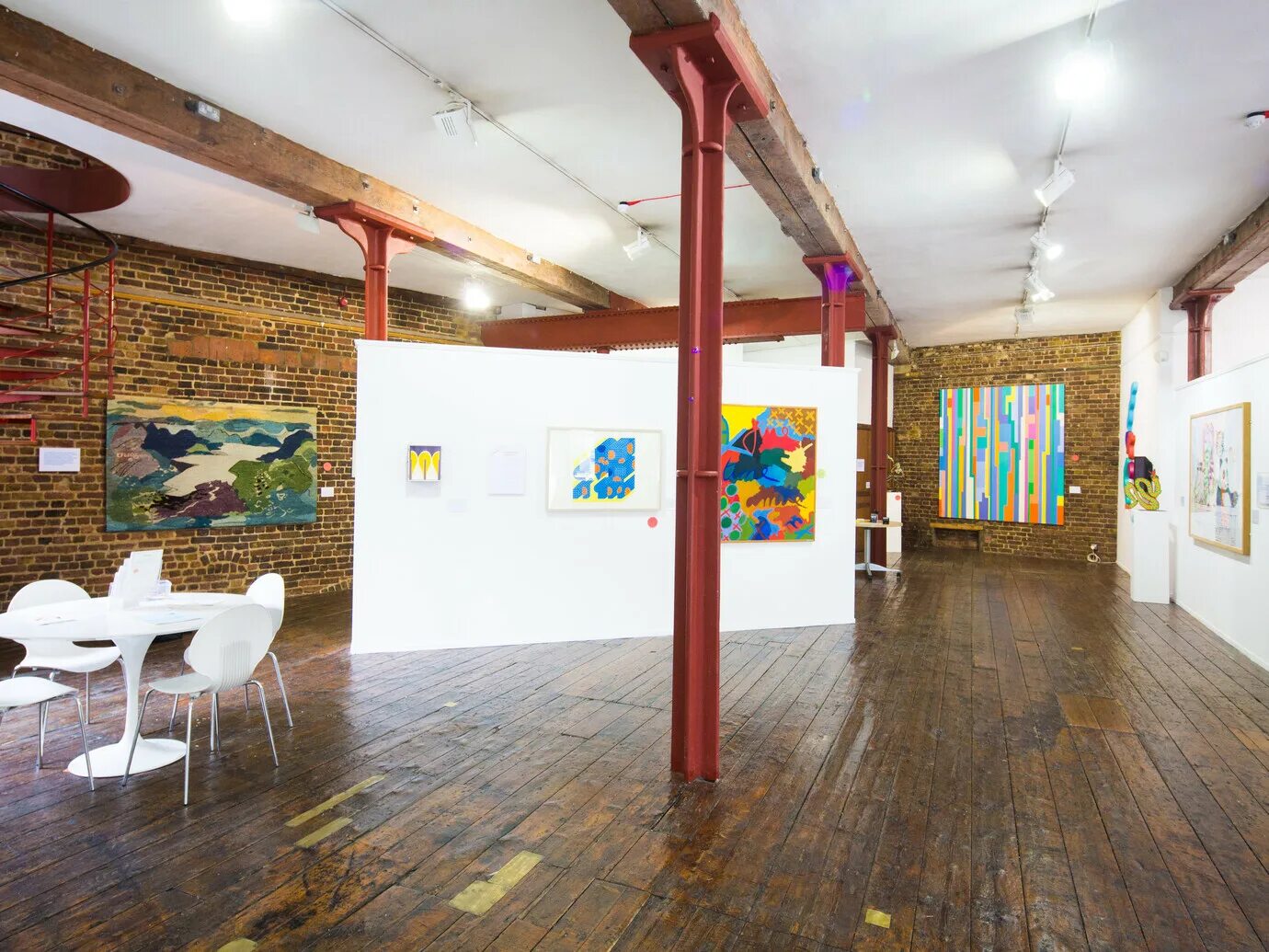 Музей искусств невады рено. Выставочный стенд с подвесом. Выставочный стенд с подвесом. Ever changing выставка. Динамическое освещение выставки.