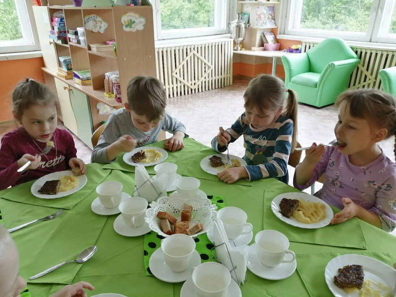 Малыши и еда в садике. Еда в детском садике. Еда в саду.