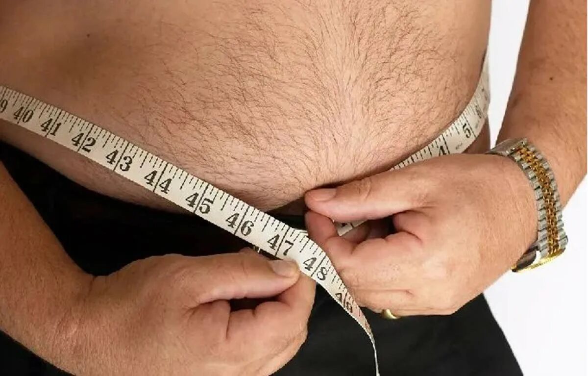 Какая нормальная талия у мужчин. Объем талии у мужчин. Нормальный обхват талии. Нормальный обхват талии без ожирения. Измерение охвата талии таблица норма мужчина ЗОЖ.