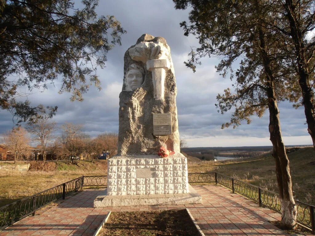 Подвиг краснодарского края. Памятник Мусе Пинкензону в Усть-Лабинске. Муси Пинкезон памятник Усть-Лабинск. Усть Лабинск Муся Пинкензон. Муся Пинкензон памятник.