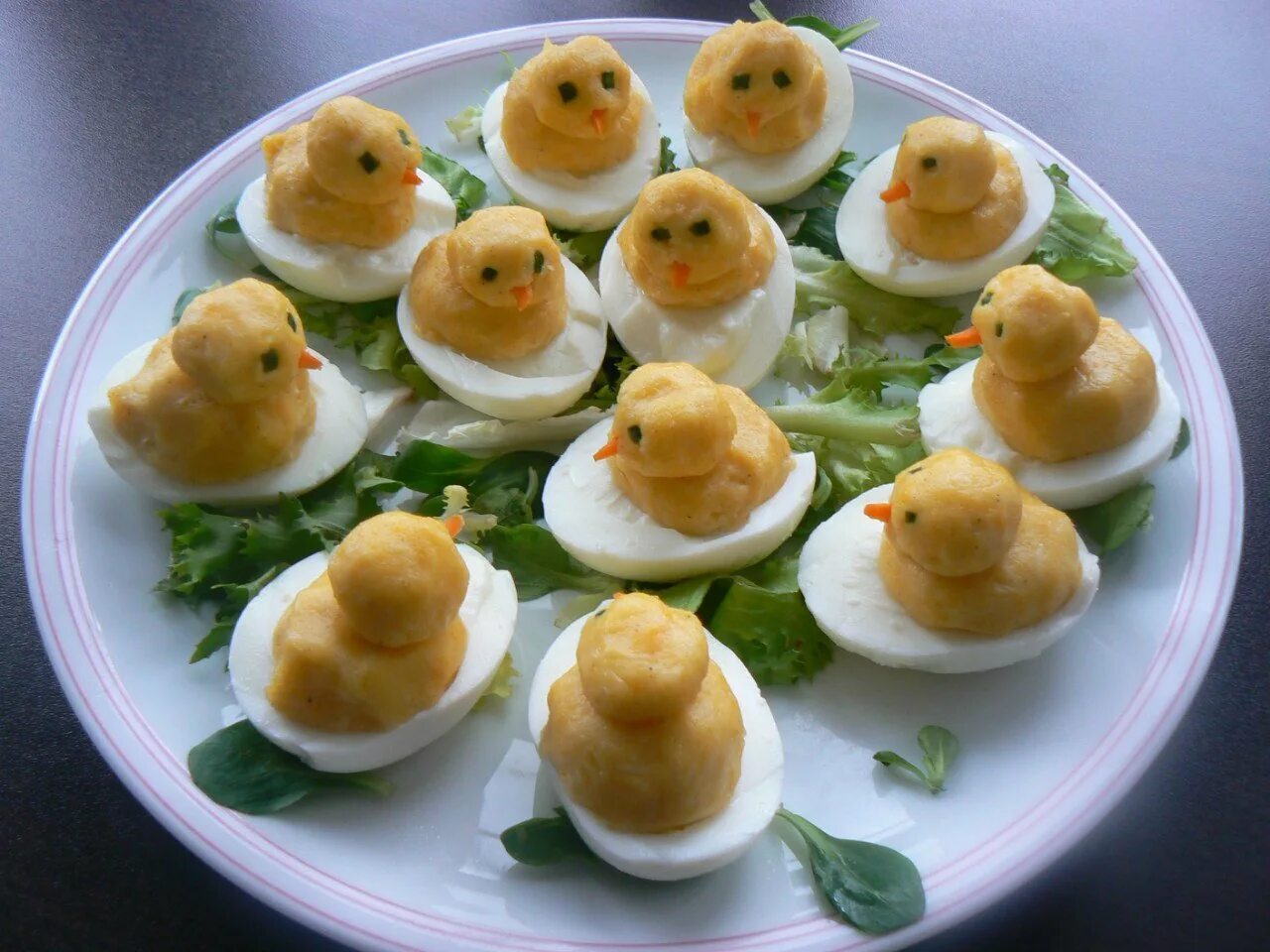 Рецепты блюд из вареных яиц - 15 рецептов вкусных фаршированных яиц - Лайфхакер