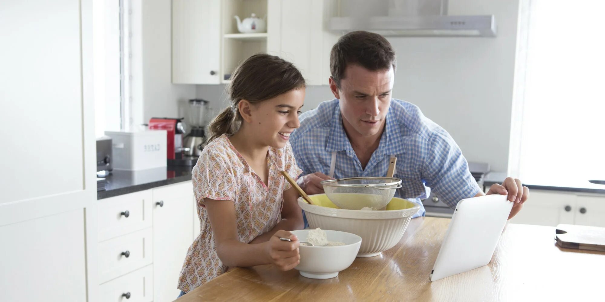 Dad a cook. Cooking with father. Cooking with dad. Dad Cooks. Dad teaches son how to Cook.