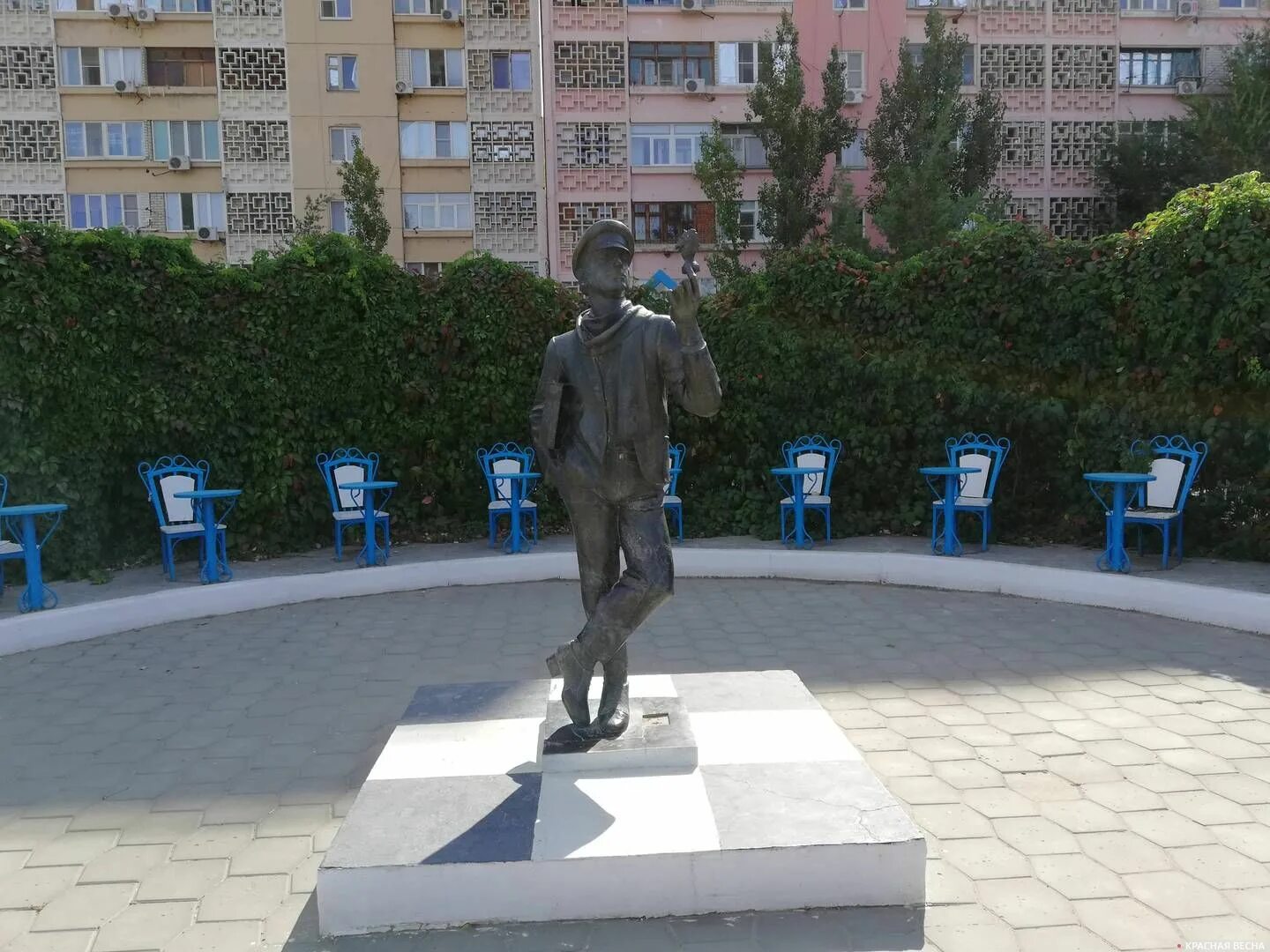 Памятник остапу бендеру в калмыкии. Бендера элиста. Остап бендер элиста скульптура. Сити чесс памятник остапу бендеру. Памятник остапу бендеру в рыбинске.