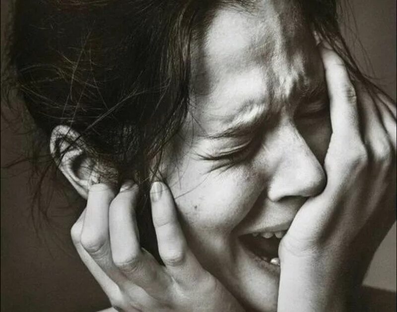 Слезы человека. Человек плачет девушка. Девушка рыдает. Дилам нашкан. Девушка в истерике.