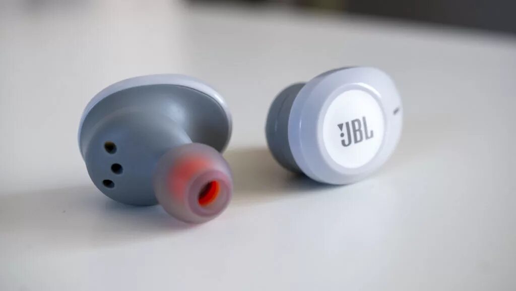 Jbl tune не работает левый наушник. Jbl tune 120 tws. jbl tune вакуумные. jbl earbuds review. jbl 120 белые.