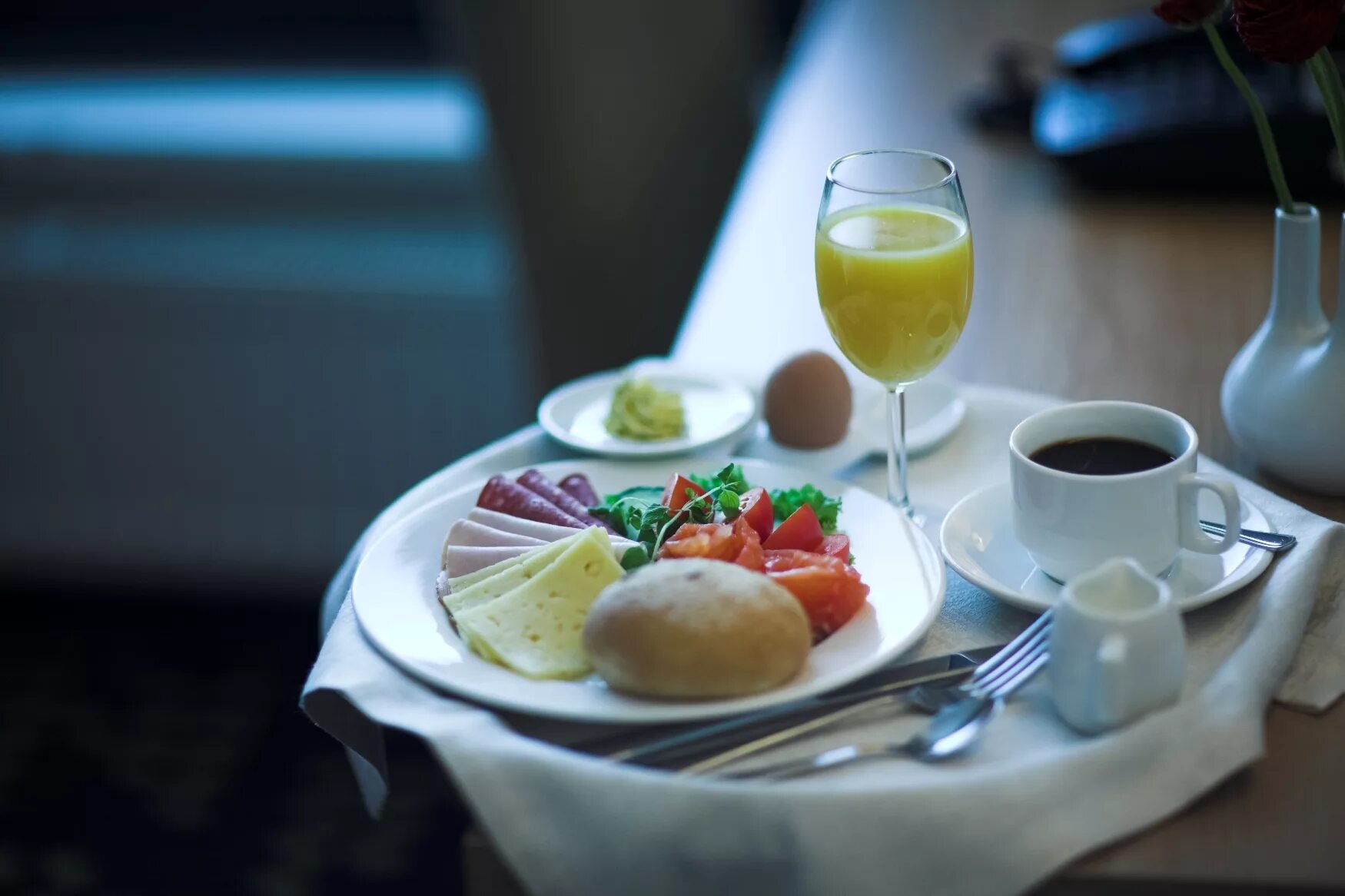 Room service в гостинице. Санаторий старинная анапа еда. Завтрак в отеле. Завтрак в номер в гостинице. Старинная анапа санаторий.