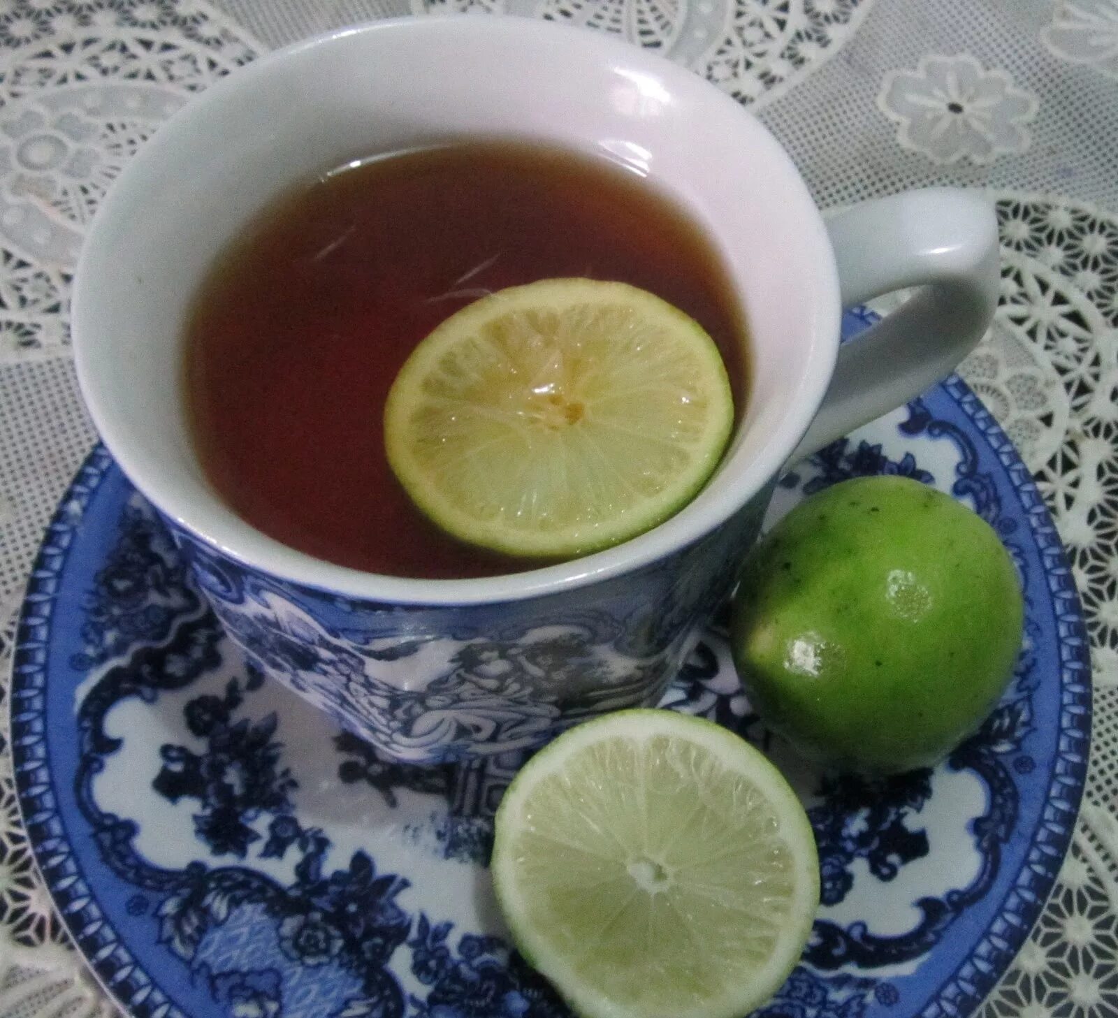 Лайм в чай. Чай с лаймом. Чашка чая с лаймом. Черный чай с лаймом. Зеленый чай с лаймом.