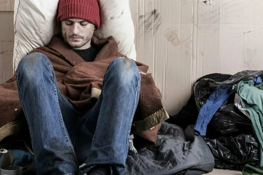 Нищий бездомный человек. Нищий на улице. Парень бомж. Нищета мужиков. Нищета мужиков.