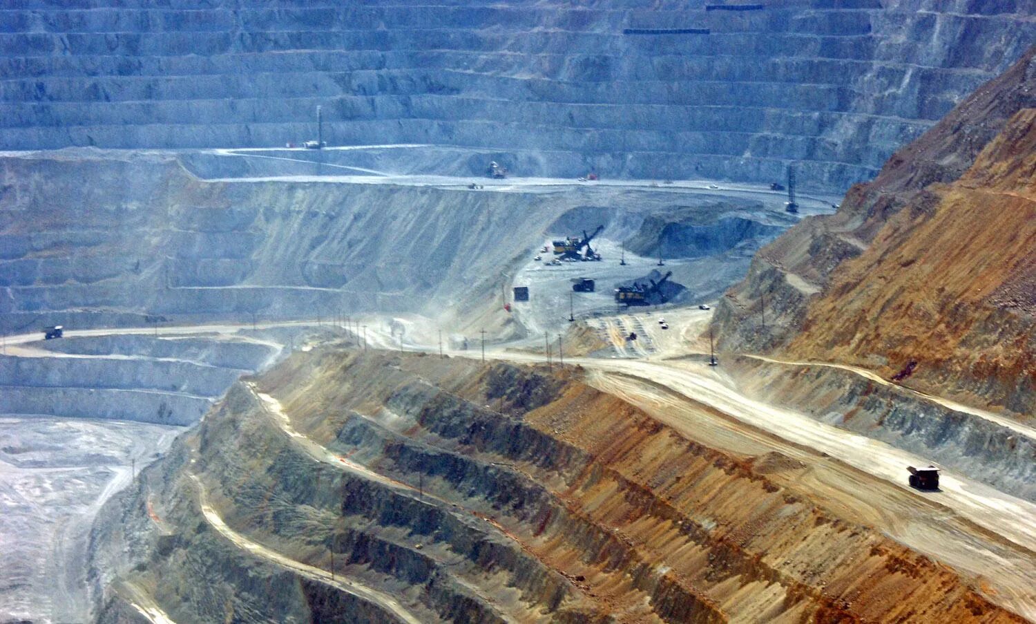 Карьер chuquicamata в чили. Золотой рудник в австралии. Крупнейший карьер в мире. Шахта бингем-каньон. Сибайский рудник.