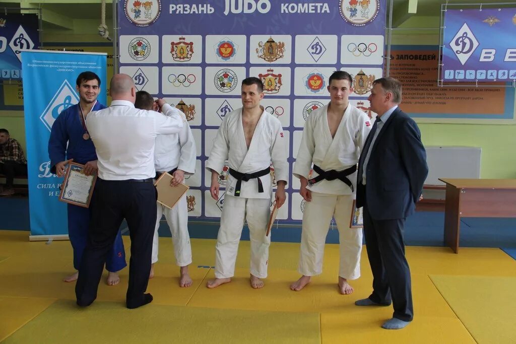 Спортивный зал дзюдо динамо. Дзюдо тренер динамо. Александр питимиров динамо дзюдо. Динамо дзюдо путилково. Спортивный зал дзюдо динамо.