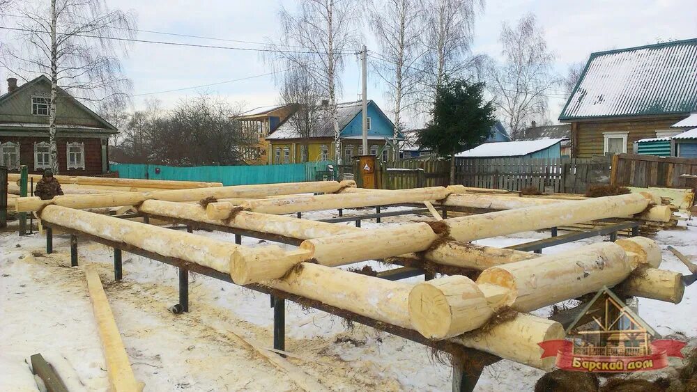Первые бревна на фундаменте. Первые бревна на фундаменте