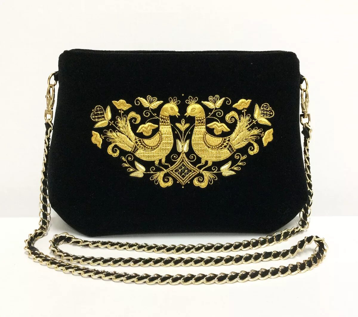 вышивка золотом на сумке. нитки для золотного шитья. портной в ателье. швейная тематика. золотая швея.