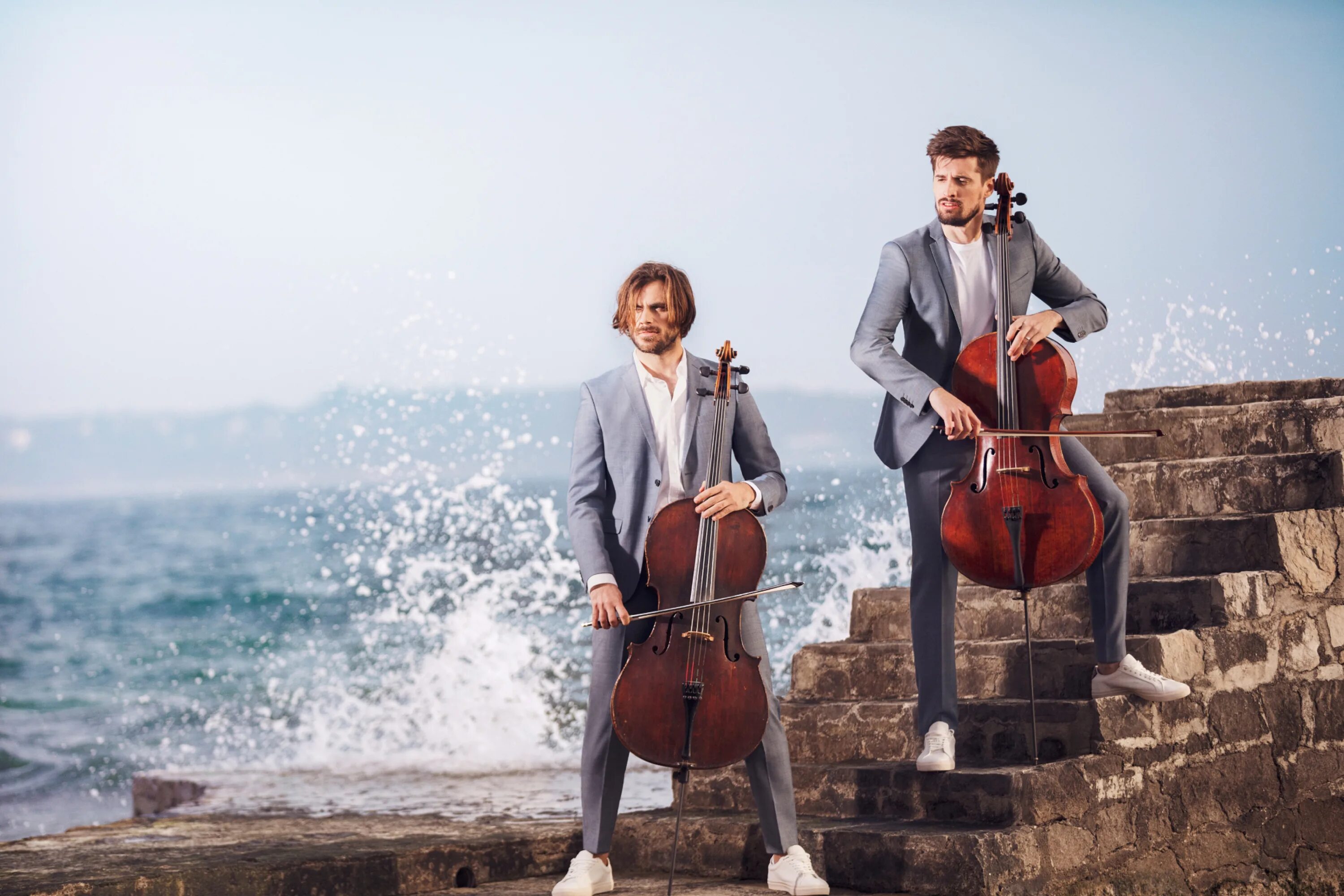 Дуэт виолончелистов. Группа 2cellos. Хорватский дуэт виолончелистов Луки Шулича и Степана Хаусерa.. 2cellos Benedictus.