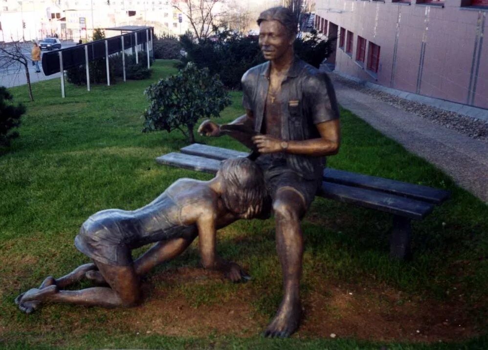 Место порока. Шемякин памятник на болотной площади. Шемякин пороки болотная площадь. Памятник шемякина дети жертвы пороков. Место порока.