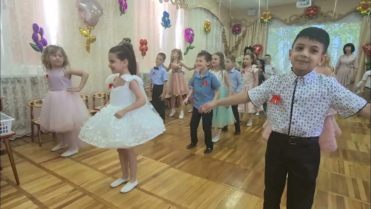 Бим бом танец детский. Танец Бим Бом в детском саду. Танец Бим Бом. Платье для девочки для танца Бим Бом. Бим танец.