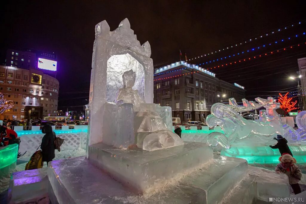 Площадь революции ледяной городок. Площадь революции челябинск ледовый городок. ледяной городок на площади революции. площадь революции челябинск 2020 ледяной городок. городок на площади революции челябинск.
