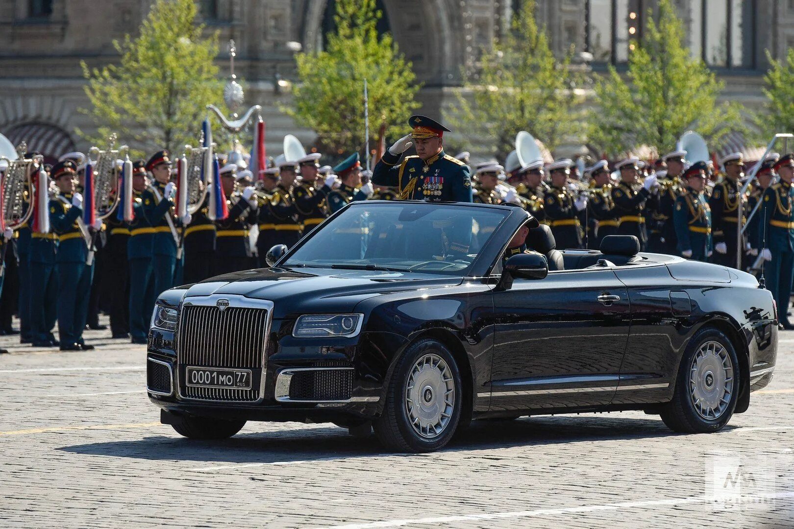 Машина на параде победы шойгу марка. Аурус шойгу на параде. Марка машин на параде в москве. Зил аурус. Шойгу на параде.